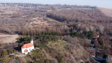 Jobbról elől a balatongyöröki zagytér, ahová a legtöbb iszapot hordják, nyomatják, és közben ürítik a meglévő út kiszélesítésével - Az előtérben a vonyarcvashegyi Szent Mihály-kápolna - Fotó: Győrffy Árpád